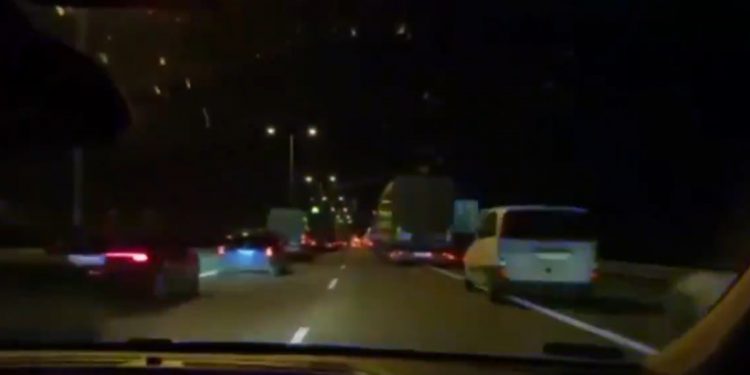 Korytarz życia na autostradzie. Policja chwali kierowców i pokazuje nagranie