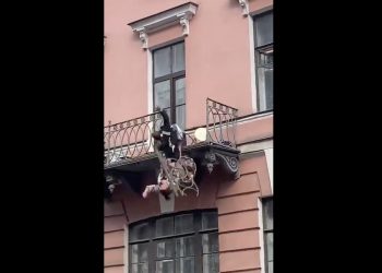 Przechodzień nagrał parę na balkonie. Dramatyczna scena [WIDEO]