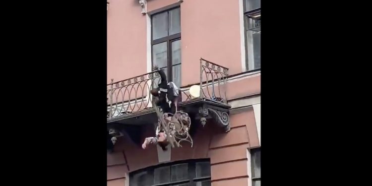 Przechodzień nagrał parę na balkonie. Dramatyczna scena [WIDEO]