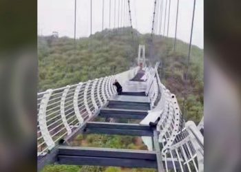 Szklany most nie wytrzymał. Turysta utknął na wysokości