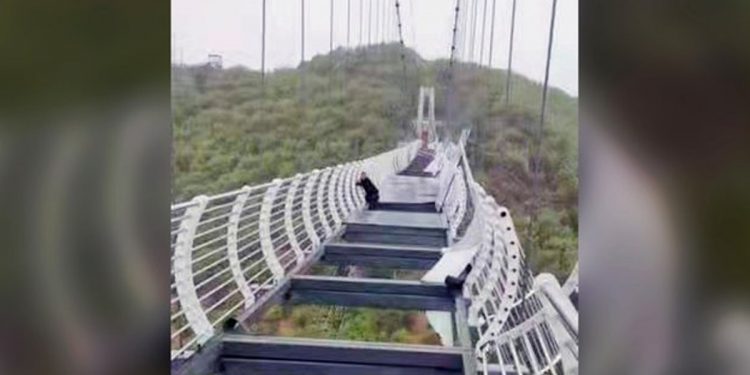 Szklany most nie wytrzymał. Turysta utknął na wysokości