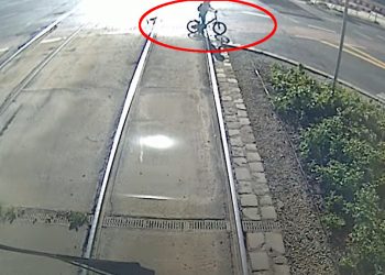 Chłopiec wjechał pod tramwaj! Tragedia wisiała na włosku [WIDEO]
