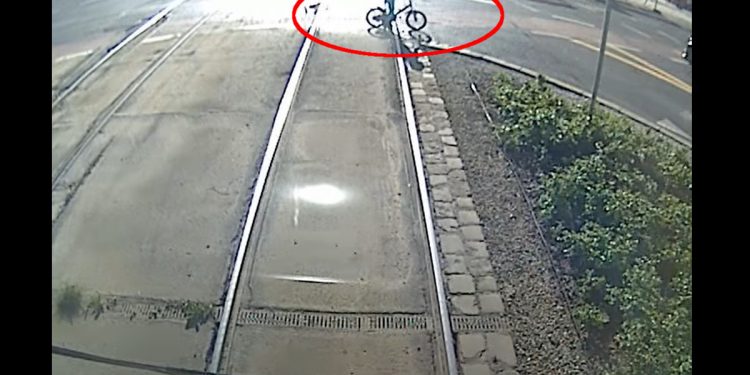 Chłopiec wjechał pod tramwaj! Tragedia wisiała na włosku [WIDEO]