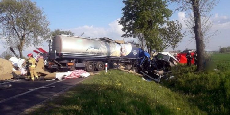 Tragiczny wypadek na Mazowszu. W ciężarówce pękła opona