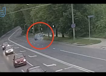 Kierowca nie zwolnił przed przejazdem kolejowym. Może mówić o ogromnym szczęściu [WIDEO]