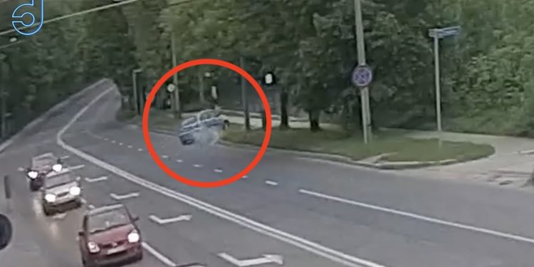 Kierowca nie zwolnił przed przejazdem kolejowym. Może mówić o ogromnym szczęściu [WIDEO]