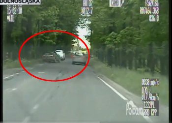 Wyprzedzał na czołówkę i dachował. Szokujące nagranie policji [WIDEO]