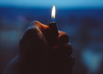 Chciał podpalić samochód. O zapalniczkę poprosił… policjanta