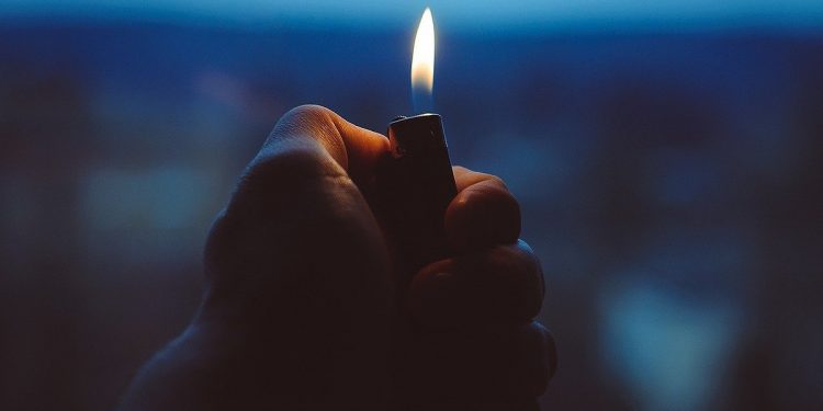 Chciał podpalić samochód. O zapalniczkę poprosił… policjanta