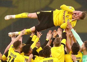 Łukasz Piszczek zalany łzami. Wzruszająca chwila na boisku [WIDEO]