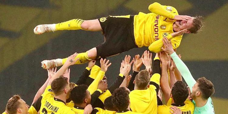 Łukasz Piszczek zalany łzami. Wzruszająca chwila na boisku [WIDEO]