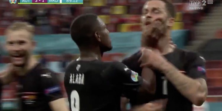 Skandal na Euro. Wyczytano z ruchu warg, co wykrzykiwał piłkarz. Kapitan próbował go powstrzymać [WIDEO]