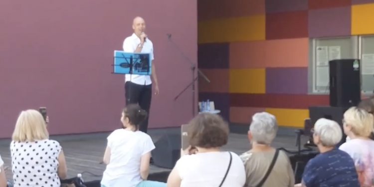 Syn Krzysztofa Krawczyka na scenie. „Tatusiu, posłuchaj, jak śpiewam” [WIDEO]