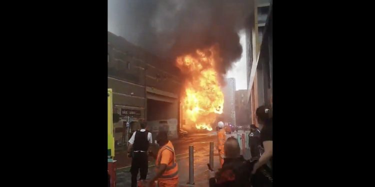 Potężna eksplozja w Londynie. Na nagraniach widać kulę ognia [WIDEO]