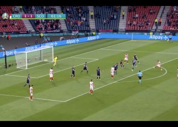 Najpiękniejsza bramka na Euro? Zawodnik podpisał się fantastycznym strzałem! [WIDEO]