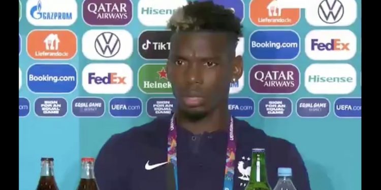 Nie tylko Ronaldo. Inny piłkarz też naraził się sponsorowi podczas konferencji [WIDEO]