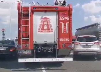 Nie stworzyli korytarza życia. Strażacy pokazali nagranie: „Wstyd drodzy kierowcy!” [WIDEO]