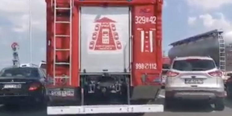 Nie stworzyli korytarza życia. Strażacy pokazali nagranie: „Wstyd drodzy kierowcy!” [WIDEO]