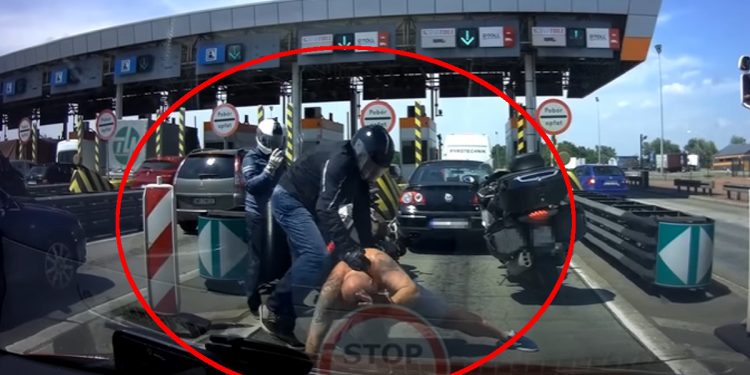 Kierowca pobił się z motocyklistą. Wszystko nagrano [WIDEO]
