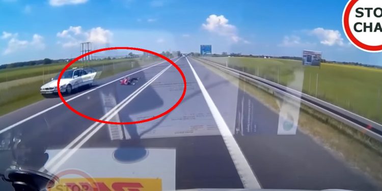 Kobieta wyskoczyła z taksówki w czasie jazdy. Wstrząsający powód! [WIDEO]