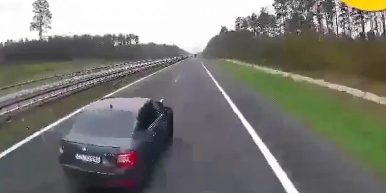 Marszałek woj. zachodniopomorskiego tłumaczy się z zachowania na drodze. „Postanowił pobawić się w szeryfa” [WIDEO]