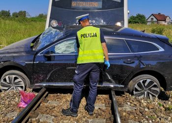 Pociąg uderzył w auto. Nie miał szans na przeżycie
