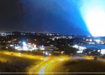 Potężny rozbłysk w Szczecinie na nocnym niebie. Wszystko przez… kunę [WIDEO]