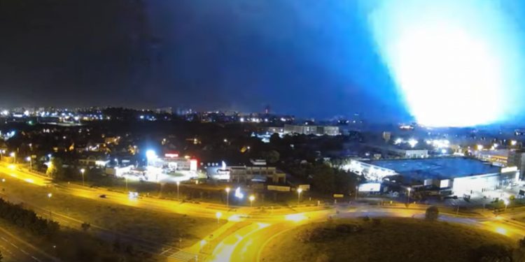 Potężny rozbłysk w Szczecinie na nocnym niebie. Wszystko przez… kunę [WIDEO]