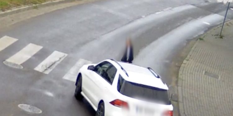 Dramatyczne nagranie z przejścia dla pieszych. Nastolatek cudem uszedł z życiem [WIDEO]