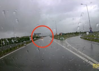 Kabareciarze byli w drodze na występ. Nagrali samochód jadący pod prąd [WIDEO]