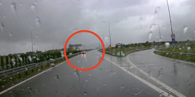 Kabareciarze byli w drodze na występ. Nagrali samochód jadący pod prąd [WIDEO]