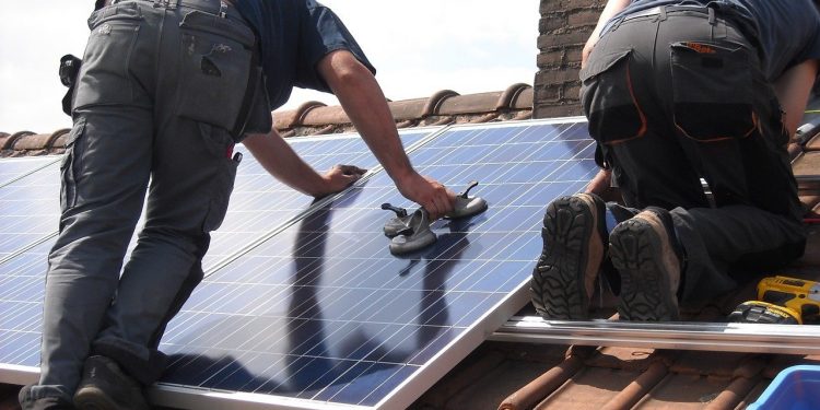 Rząd szykuje rewolucyjną zmianę. To cios w posiadaczy paneli słonecznych