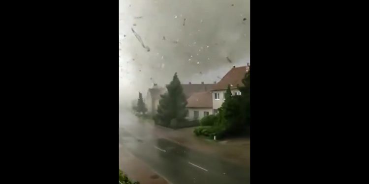 Tornado w Czechach. Wstrząsające nagrania pokazują siłę żywiołu [WIDEO]