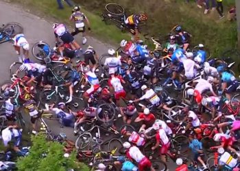Tour de France. Fatalny wypadek. Na ziemi kilkudziesięciu kolarzy! [WIDEO]