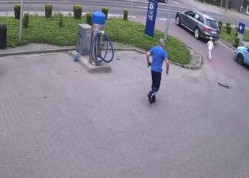 Uratował dziewczynkę przed śmiercią w ostatniej sekundzie! Nagranie pokazuje zagrożenie [WIDEO]