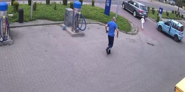 Uratował dziewczynkę przed śmiercią w ostatniej sekundzie! Nagranie pokazuje zagrożenie [WIDEO]