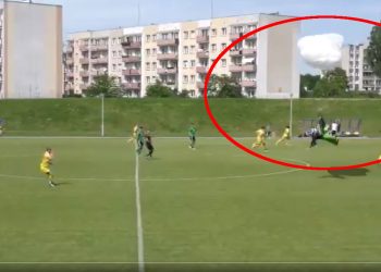 Wylądował na boisku w trakcie spotkania. Przerwali mecz [WIDEO]