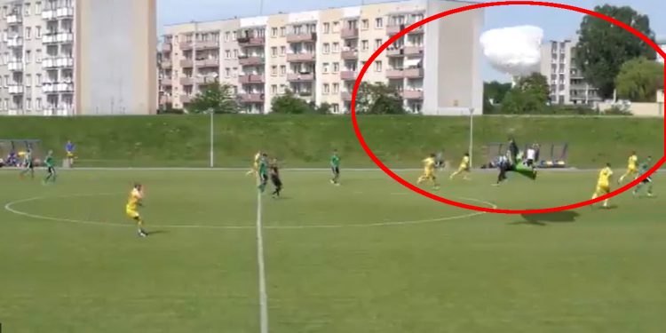 Wylądował na boisku w trakcie spotkania. Przerwali mecz [WIDEO]