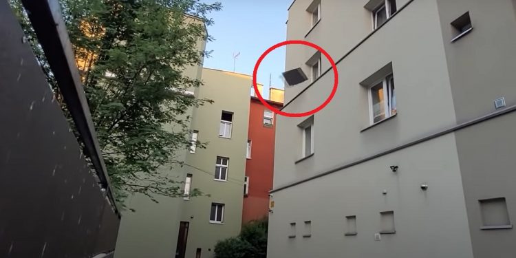 wyrzucił telewizor