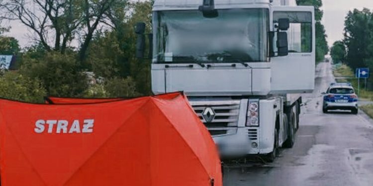 84-latek zginął pod kołami tira. Tragiczny wypadek
