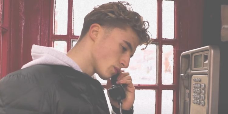 Kibic wtargnął na murawę podczas finału Euro. To znany piosenkarz! [WIDEO]