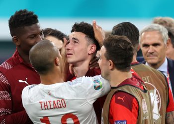 Te obrazki obiegły świat. Piłkarz zaczął pocieszać zawodników przegranej drużyny