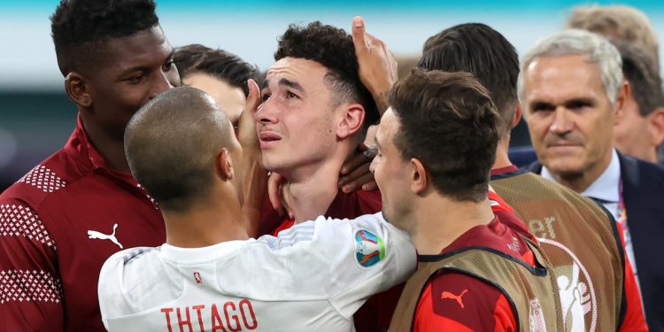 Te obrazki obiegły świat. Piłkarz zaczął pocieszać zawodników przegranej drużyny