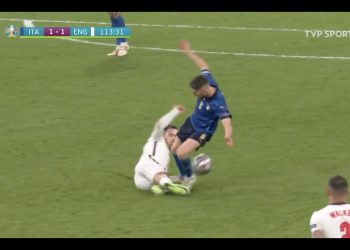 Kontrowersja po finale Euro. Włoch powinien zobaczyć czerwoną kartkę? Ekspert komentuje [WIDEO]