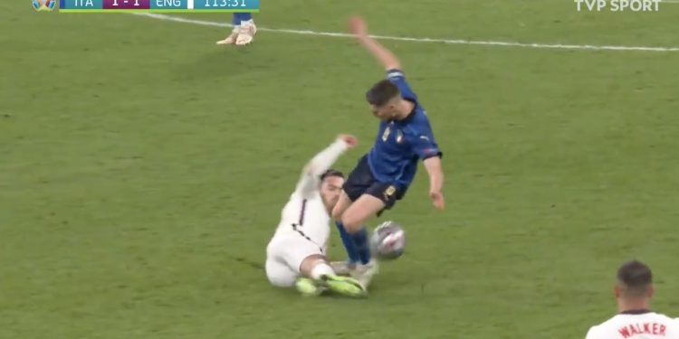 Kontrowersja po finale Euro. Włoch powinien zobaczyć czerwoną kartkę? Ekspert komentuje [WIDEO]