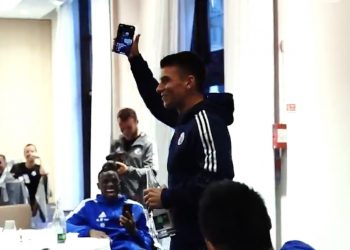 Polski piłkarz zaśpiewał Francuzom hit Zenka Martyniuka. Ich reakcja to hit [WIDEO]