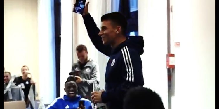 Polski piłkarz zaśpiewał Francuzom hit Zenka Martyniuka. Ich reakcja to hit [WIDEO]