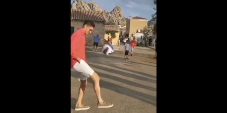 Lewandowski zaczepiony na ulicy. Wtedy zaczęło się show [WIDEO]