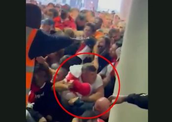 Ojciec Harry’ego Maguire’a pobity na stadionie. Nagranie szokuje!