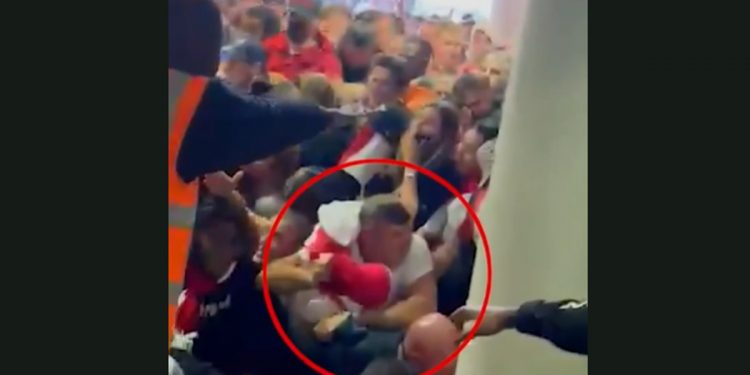 Ojciec Harry’ego Maguire’a pobity na stadionie. Nagranie szokuje!